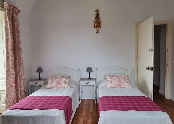 D'hotes Chateau De Etienne Du Bois B&B